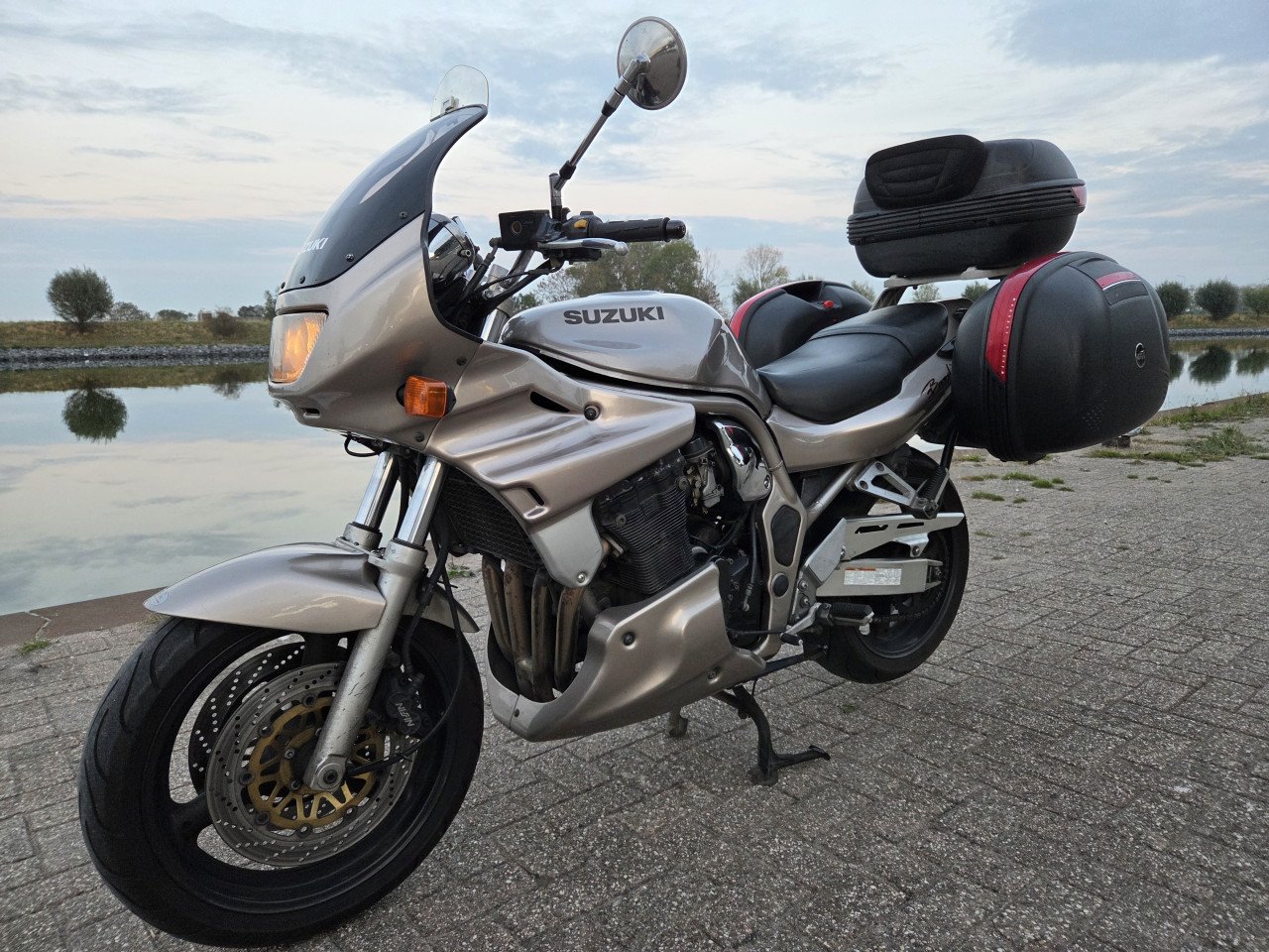 Suzuki GSF1200N (bandit) met volle kuip en 3 delig kofferset (weinig km's)