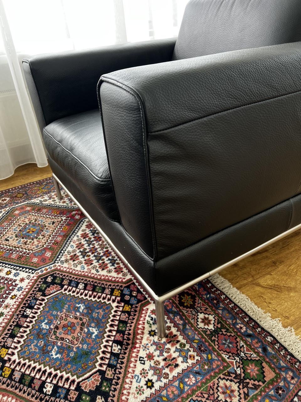 2 Fauteuils zwart leer in nieuwstaat