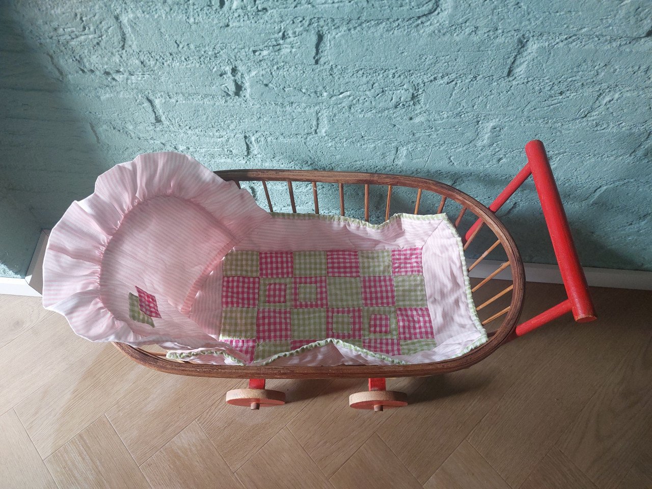 Retro poppenwagentje