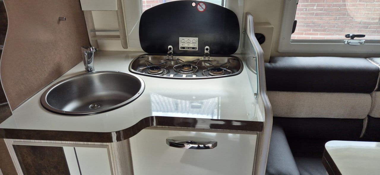 Luxe, jonge 4-persooncampers te huur met automatische versnelling!