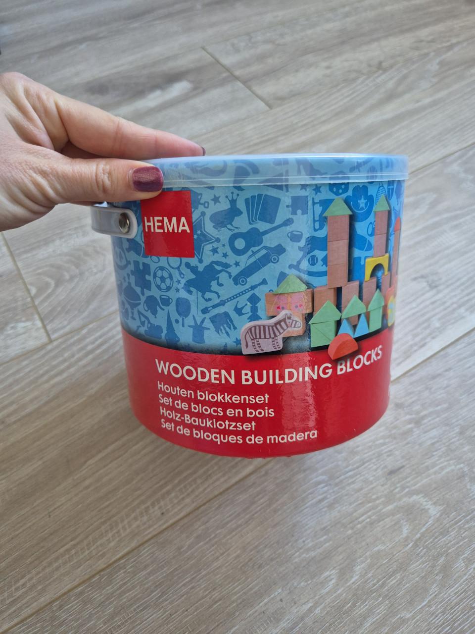 Houten blokken in emmer