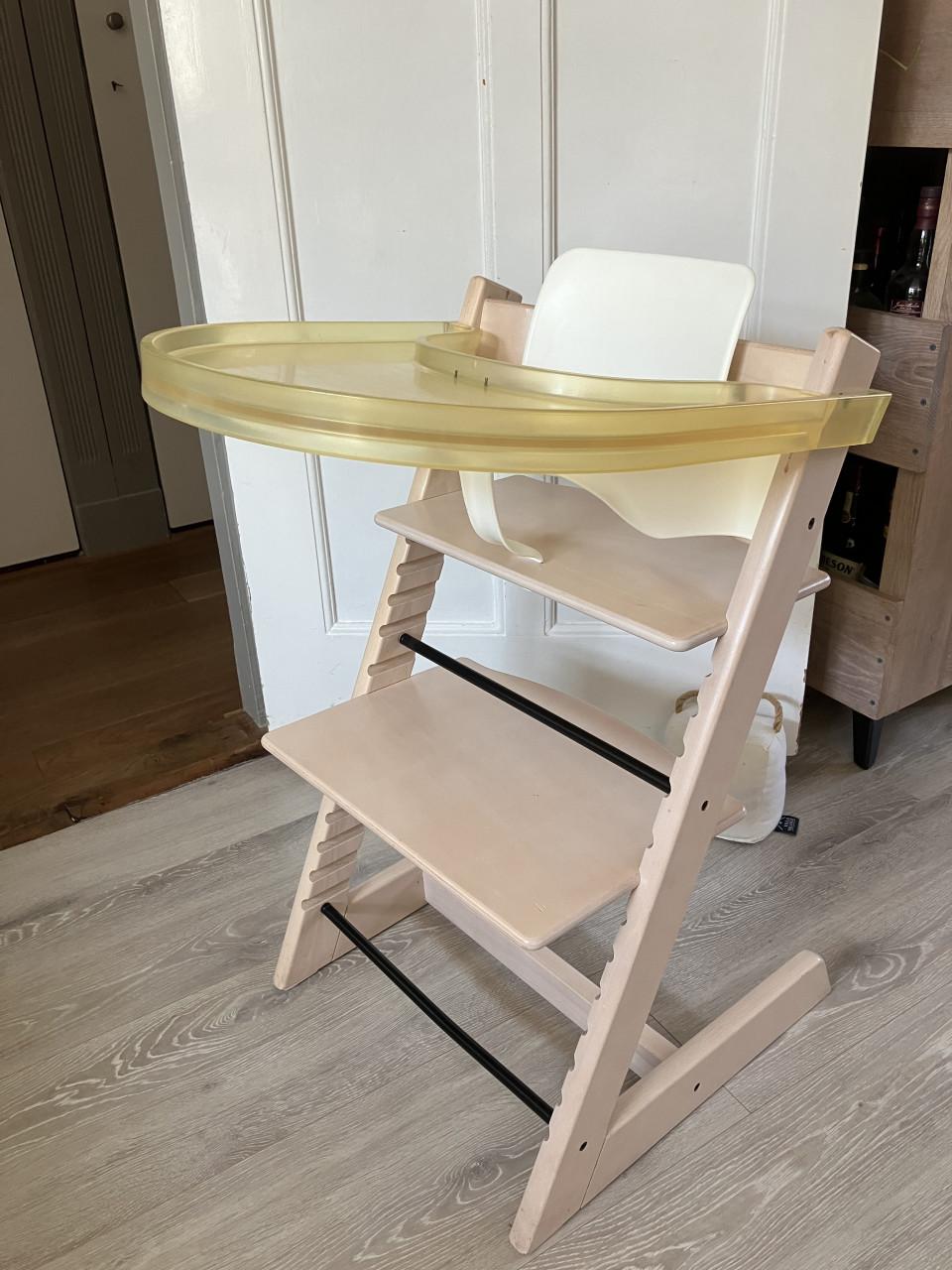 Stokke Tripp Trapp stoel met verkleiner en tafelblad en zit kussentje