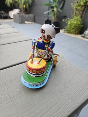 Mooie blikken speelgoedpanda met sleutel in werkende staat...