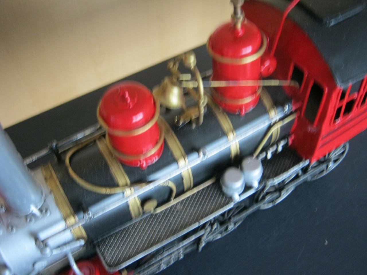 Metalen stoomlocomotief.