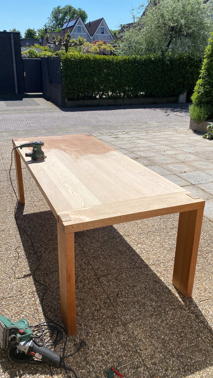Grote tafel 225 cm met 6 bijpassende stoelen.