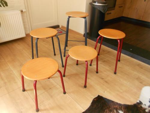 Vijf vintage presikhaaf krukje school kruk.