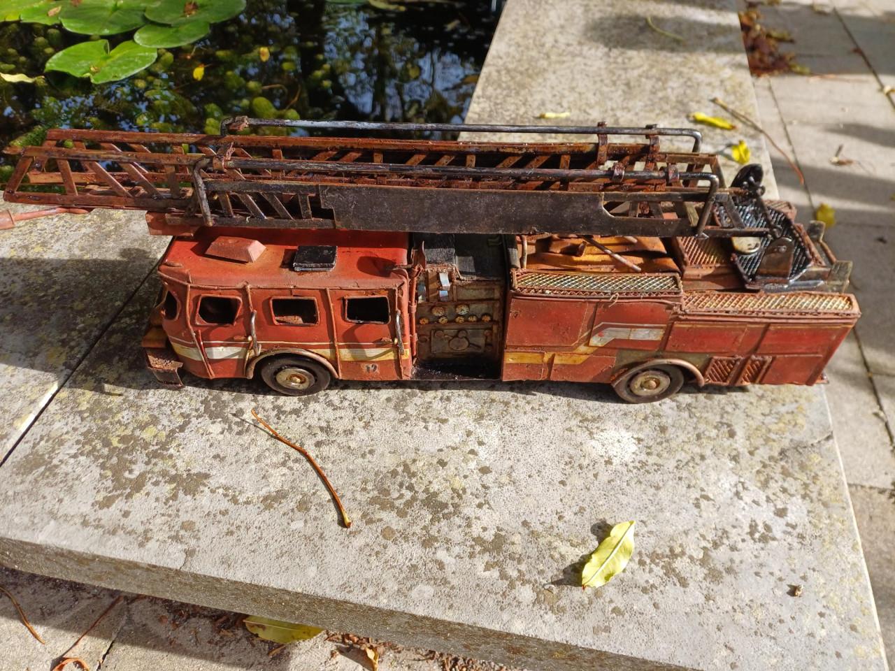 OUDE METALEN BRANDWEERAUTO