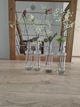 Sierlijke glazen vazen met kunstbloemen