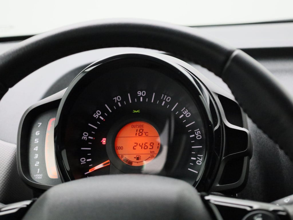 Peugeot 108 1.0 e-vti allure | lmv | climate control | dab | apple carplay 