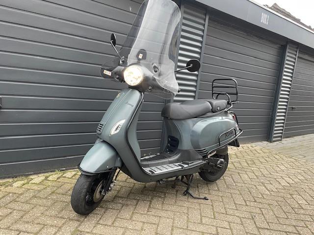 Zeer nette btc riva luxury full option beugels windscherm weinig km nu 899