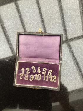 Tafelnummers in houten kistje