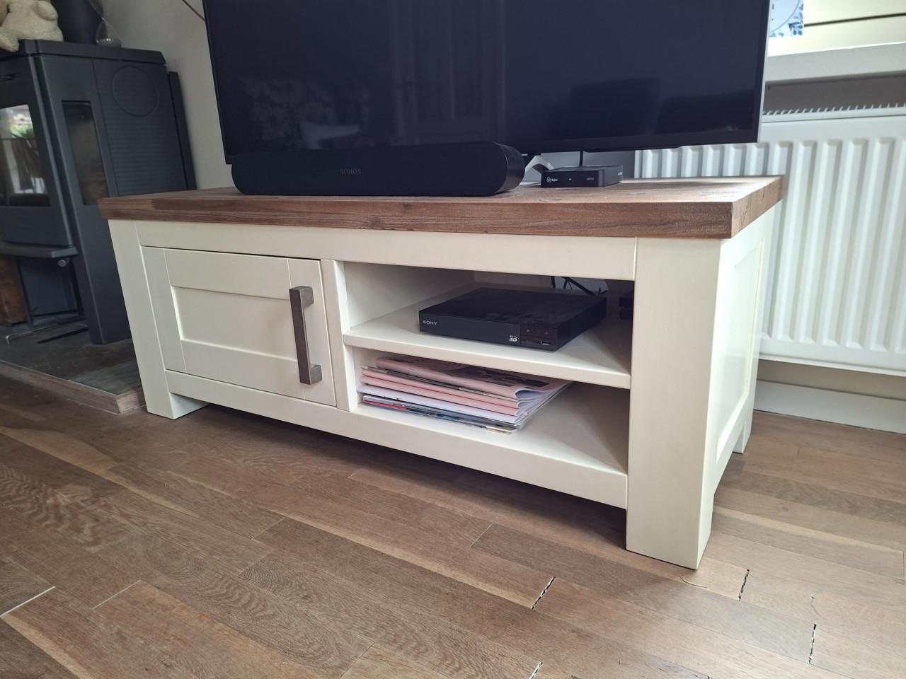 Gelakt houten TV kastje