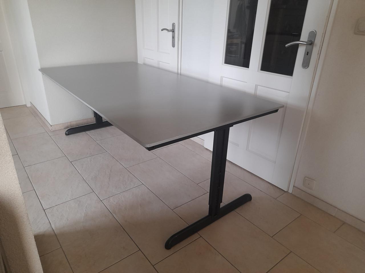 Groot stevige in hoogte verstelbaar bureau (AHREND) 100 x 200