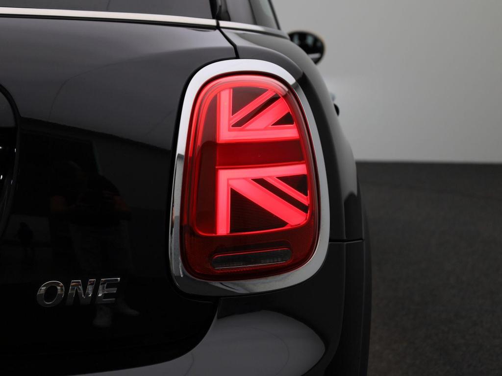 Mini 5-deurs 1.5 one essential | navigatie | lmv | parkeer sensoren | clima