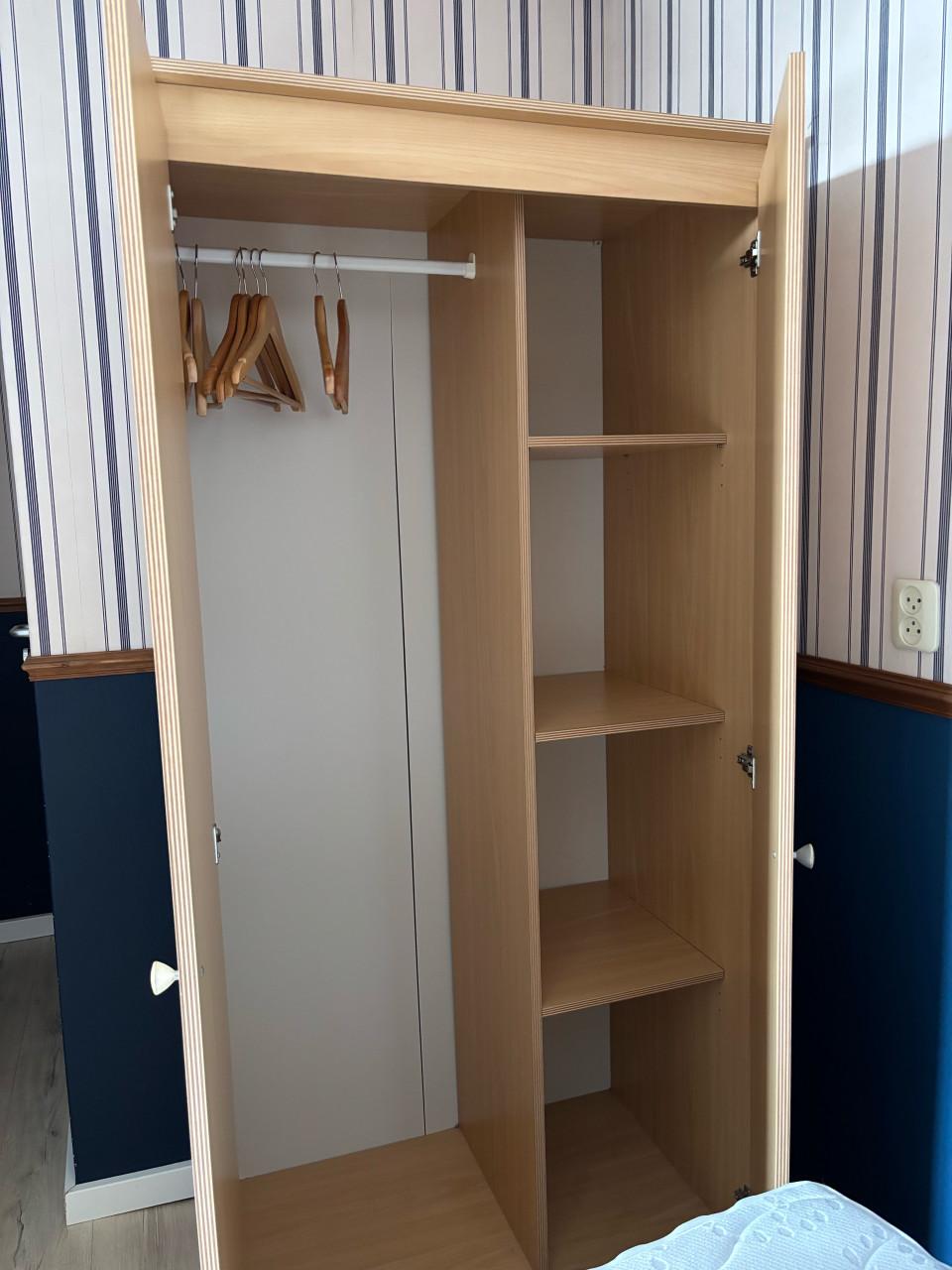 Garderobekast licht beuken. H184 x B 0.90 x D 0.58