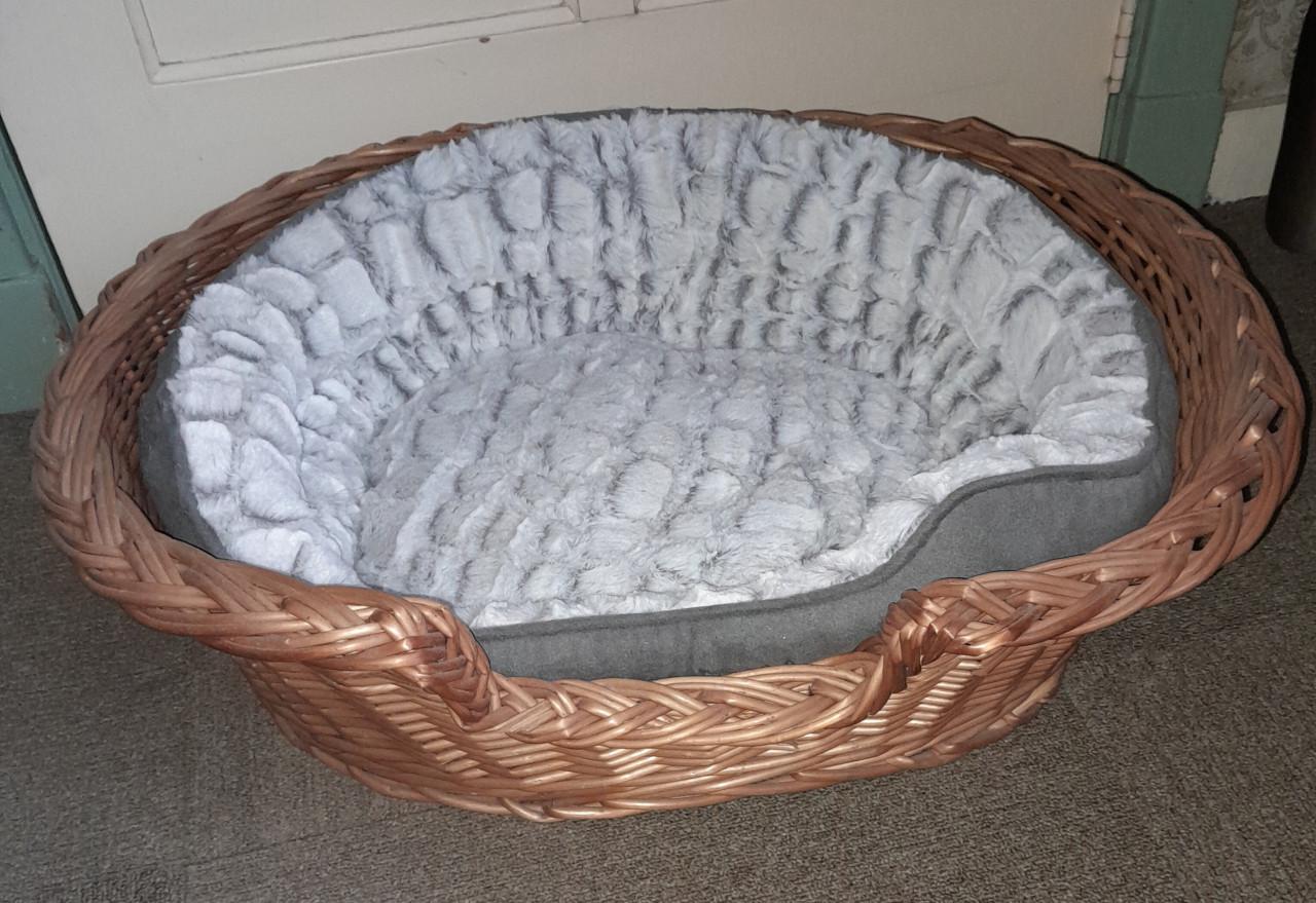 Z.g.a.n Rieten honden mand met nieuwe bont mand