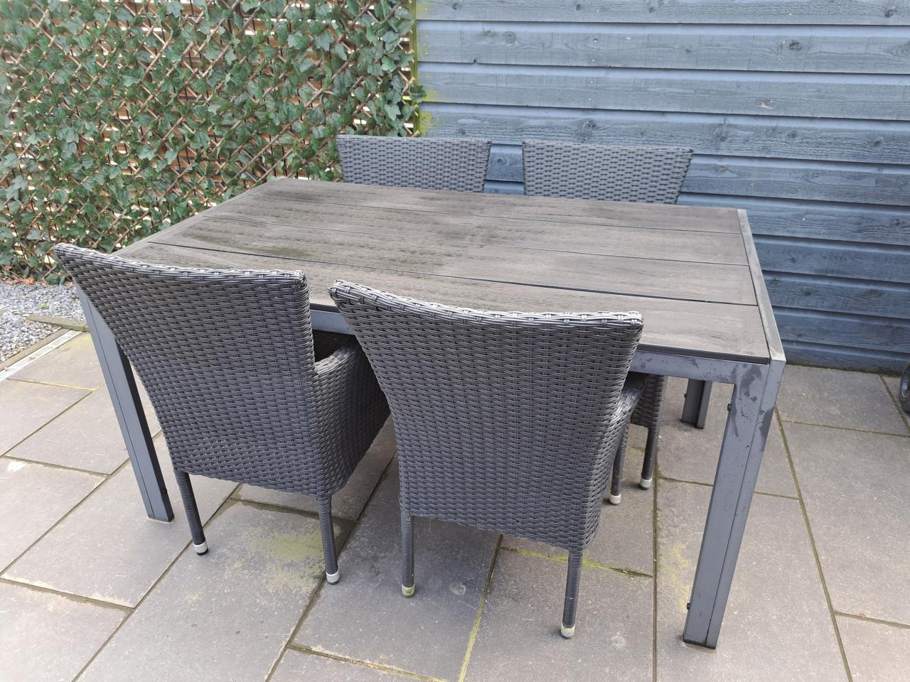 Tuintafel + 4 stoelen incl. kussens