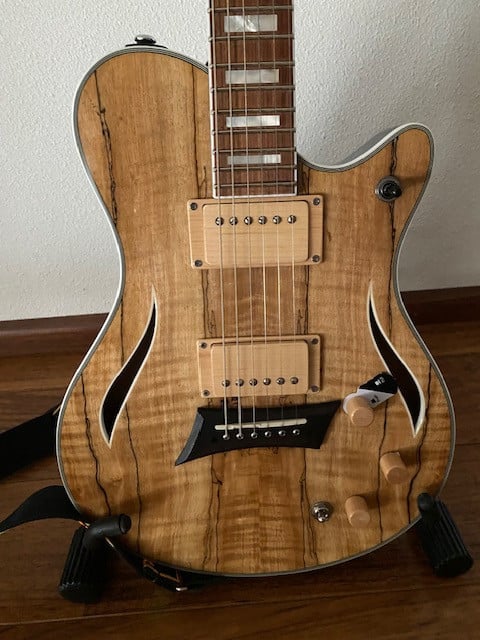 Michael Kelly gitaar plus Spark versterker