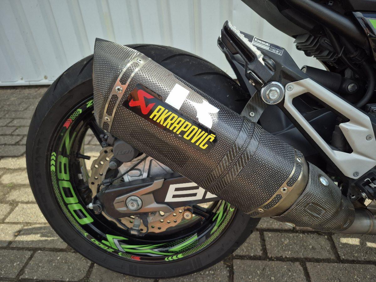 Kawasaki Z800 akrapovic uit 2016, stoere naked bike
