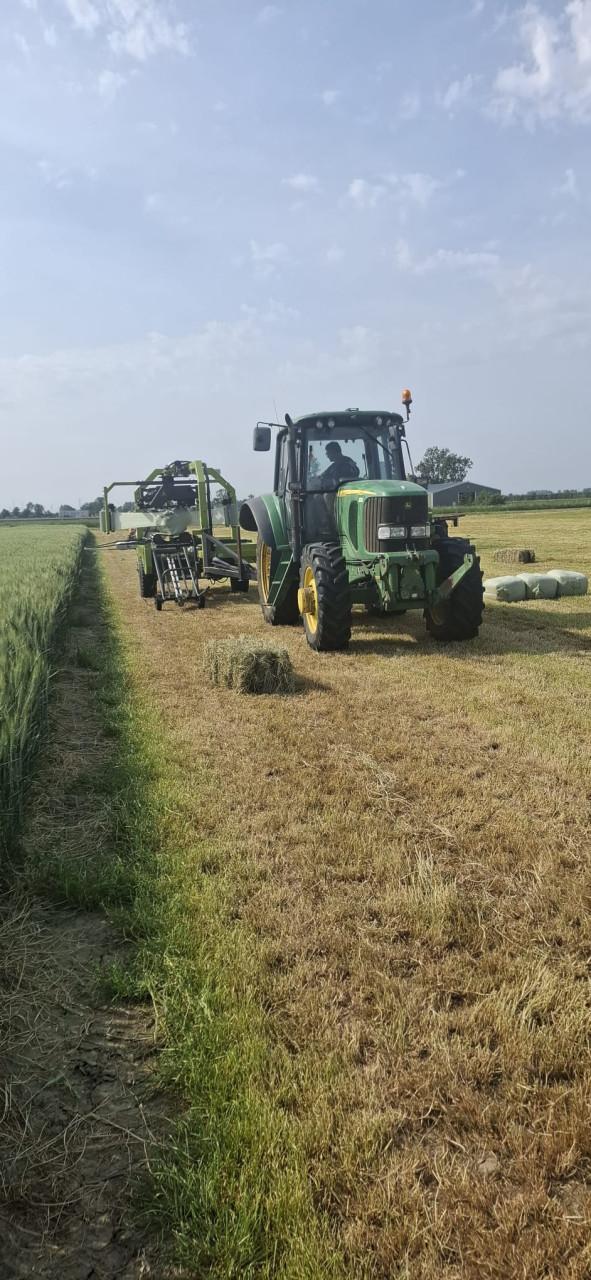 Te koop; kleine pakjes kuilgras & hooi