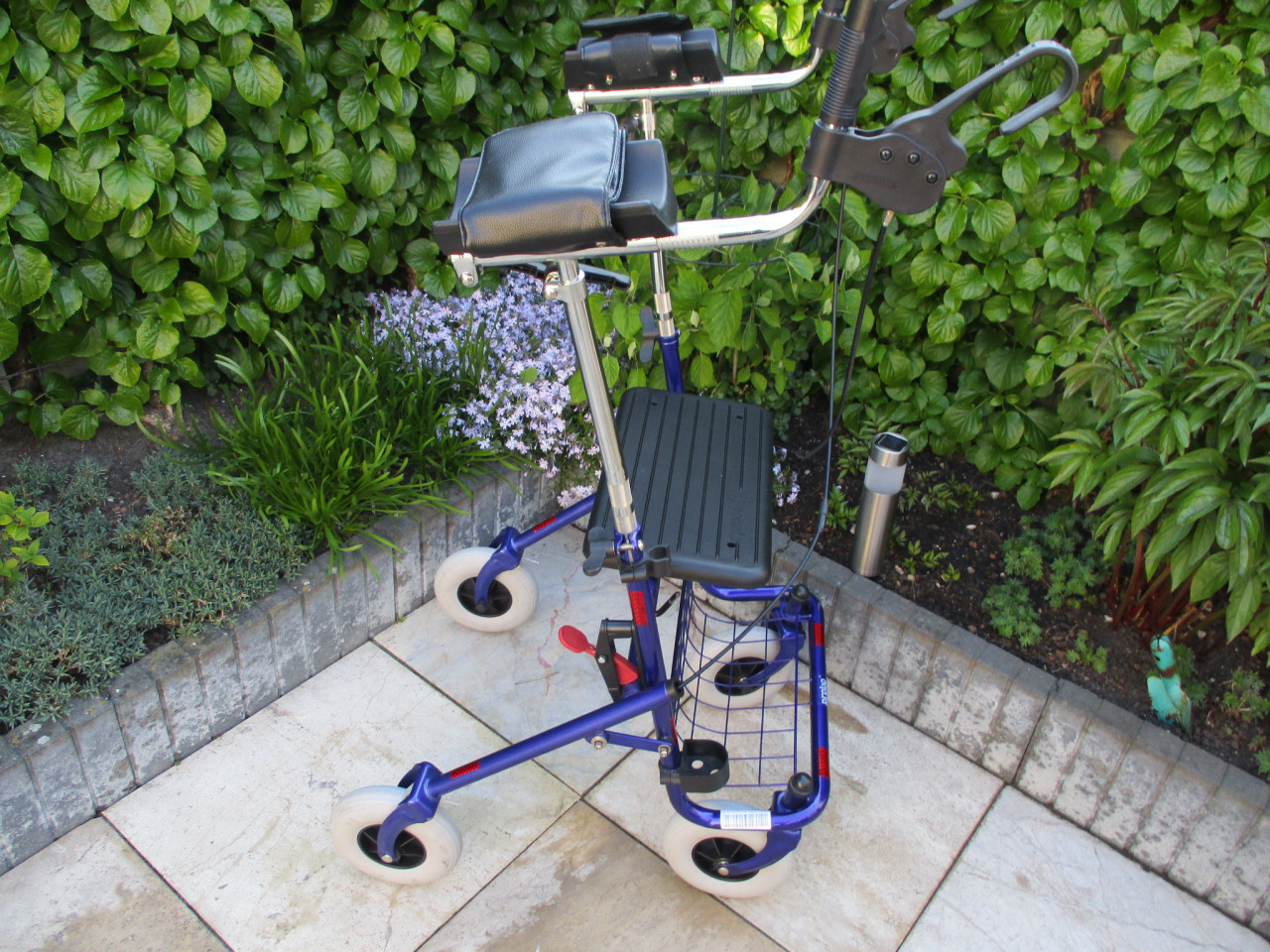Zgan Provo rollator van Jeremiase met onderarmschalen zitje mand + dienblad