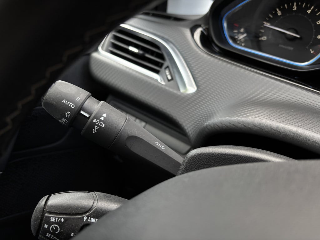 Peugeot 2008 allure 1.2-111pk/panoramadak