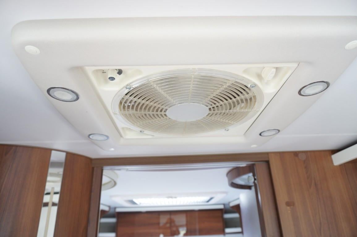 Mc Louis Nevis 873 G Carat 2016 met 63.500km Euro 5