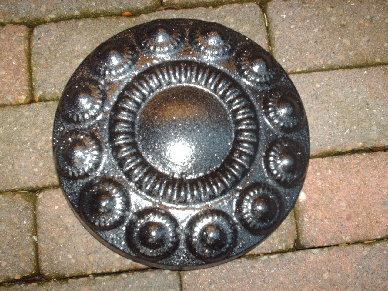 Te koop :Betonnen Zeeuwse knop."