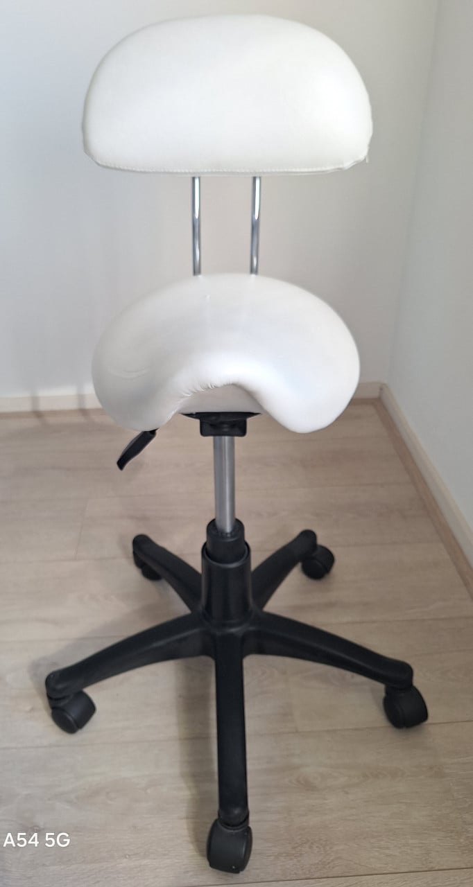 Behandelstoel met tabouret, tafel en loeplamp