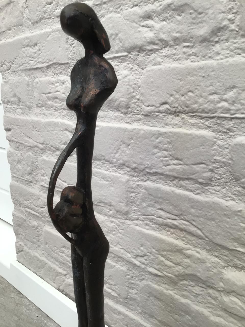 Bronzen beeldje van zwangere vrouw