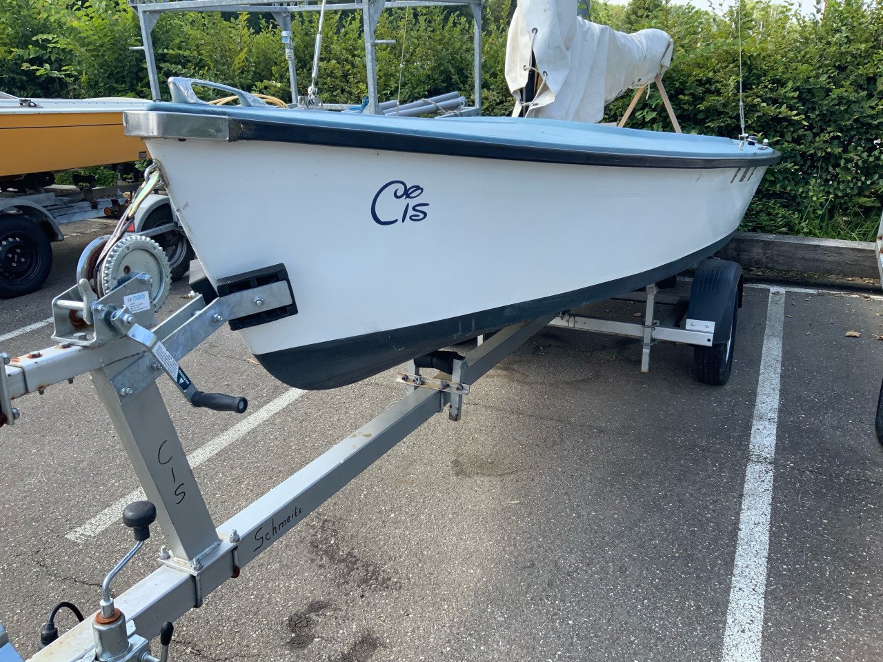 Flying arrow zeilboot met weg trailer