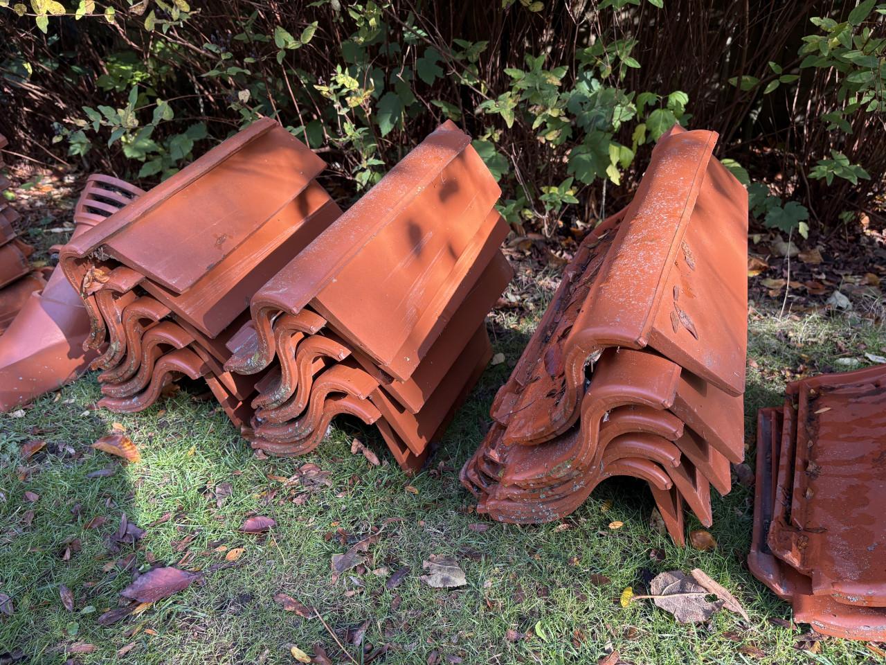 Partij van ca. 500 rode keramische Röben dakpannen uit 2002