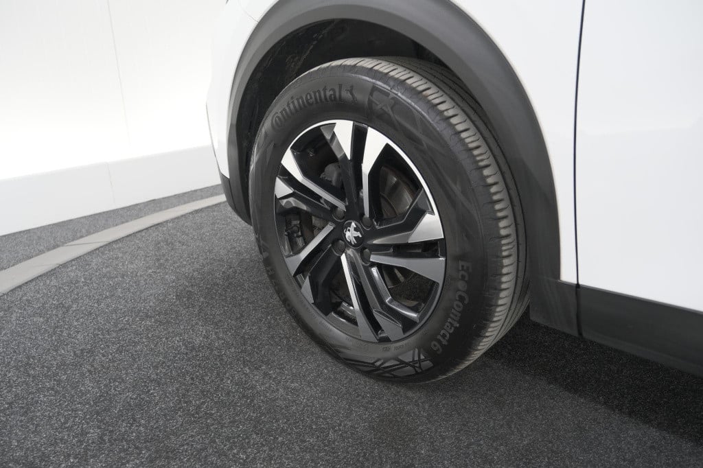 Peugeot 2008 puretech 130 eat8 allure | parkeersensoren | navigatie | apple