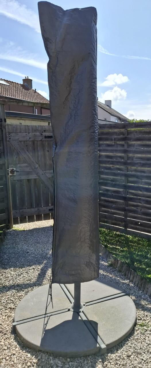 Zweefparasol met bijbehorende voet, tegels en hoes