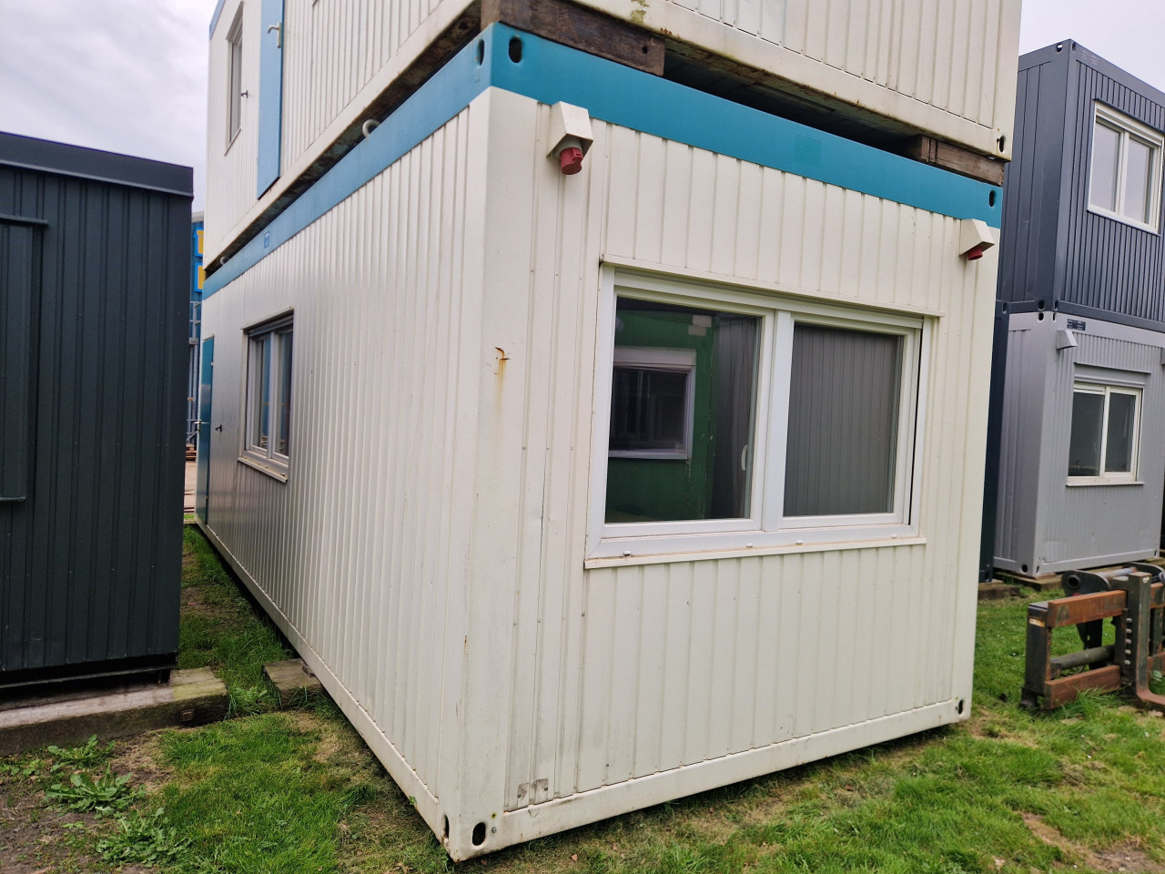 8x3m kantoorunits / woonunit / uitvoerderskeet / bouwkeet