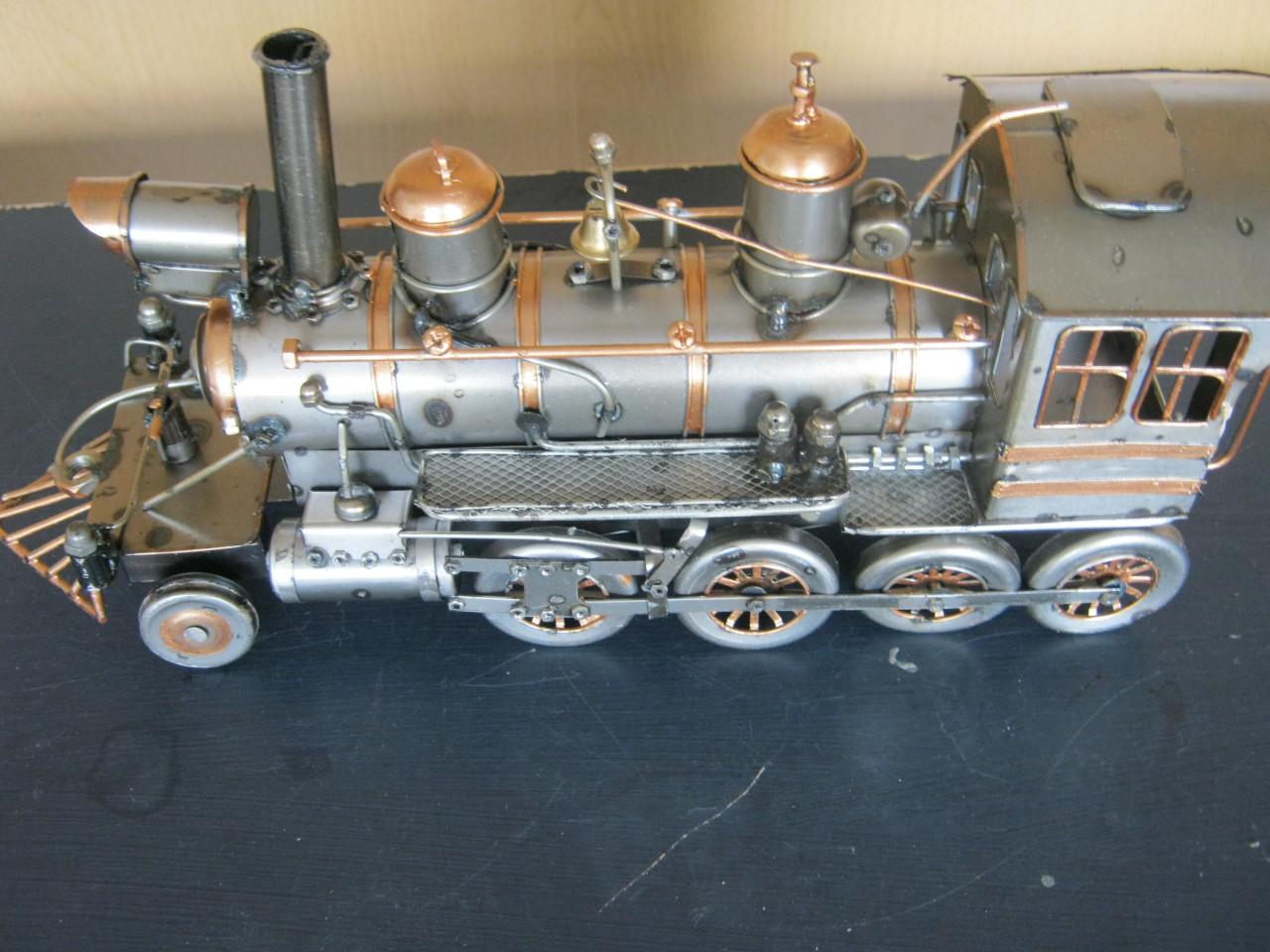 Metalen kunstwerk trein.