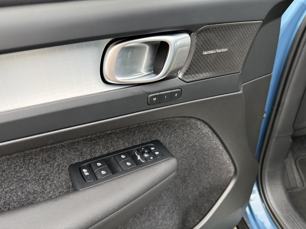 Volvo XC40 b4 197pk plus dark |adap.cruise| trekhaak | camera| elektrische