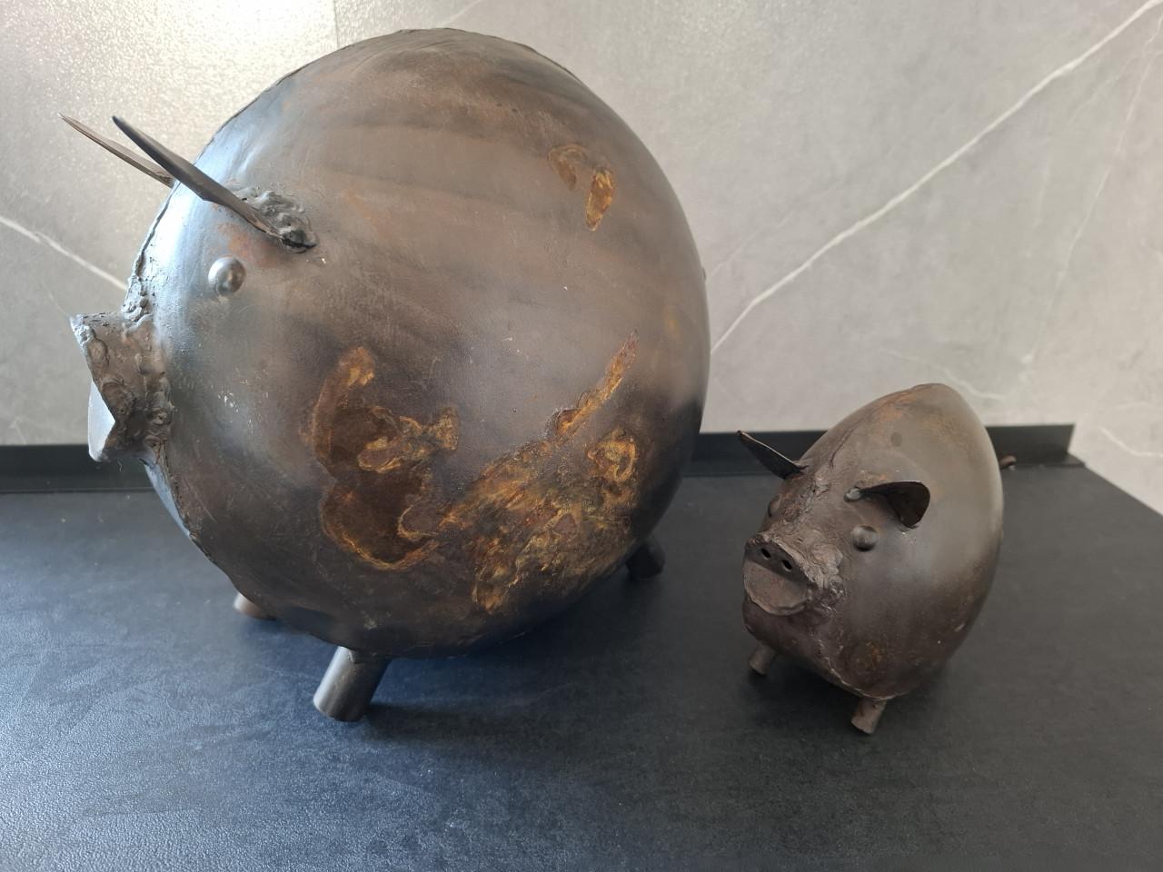 Set 2 metalen varkens