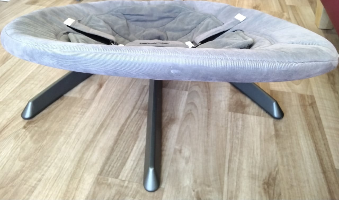 Nuna automatisch draaiende wipstoel. Verkleiner erbij