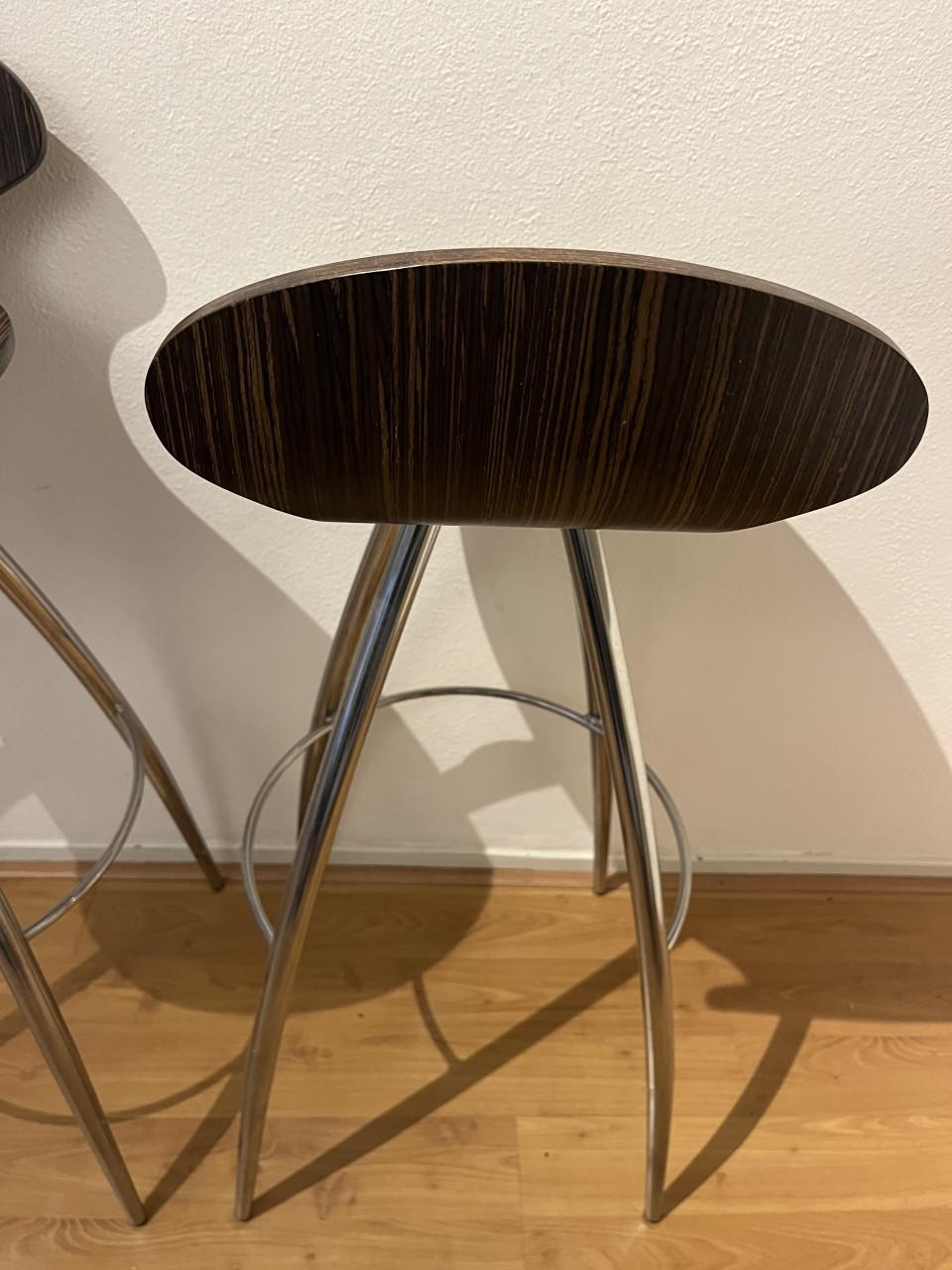 Twee retro barkrukken