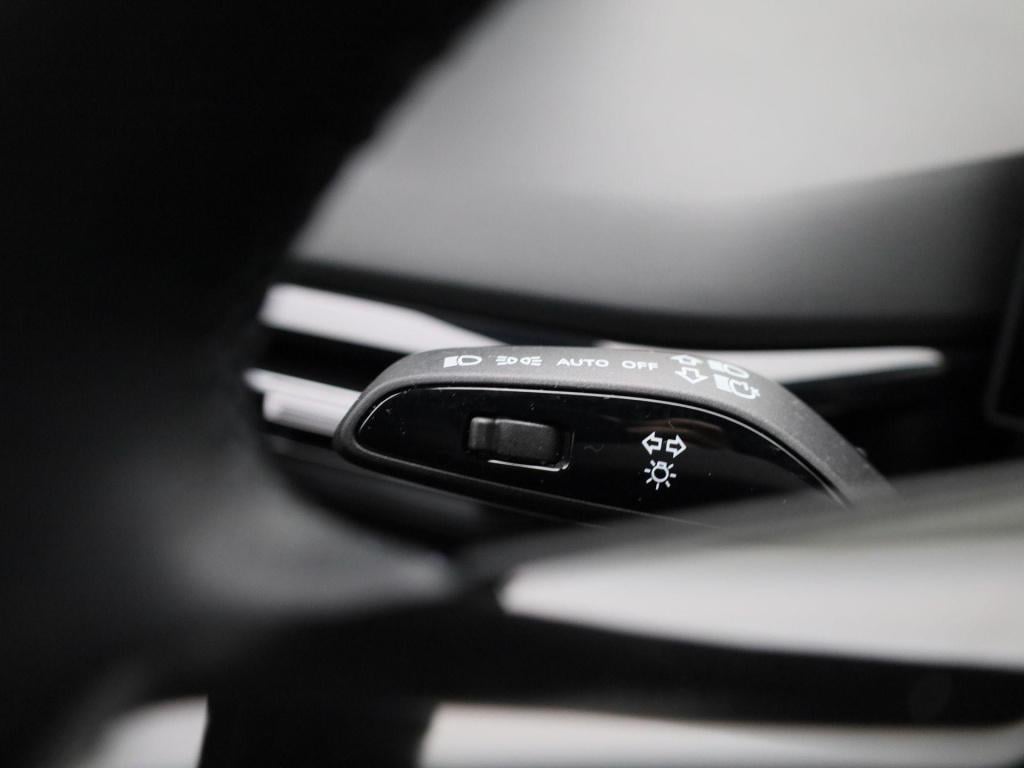 MG Mg4 64 kwh luxury | automaat | navigatie | climate control | apple carpl