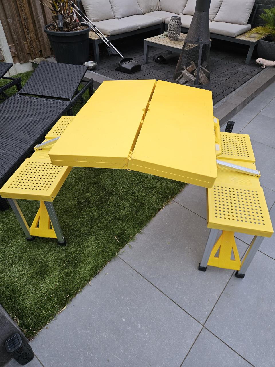 Gele opvouwbare picknicktafel - ideaal voor camping/tuin