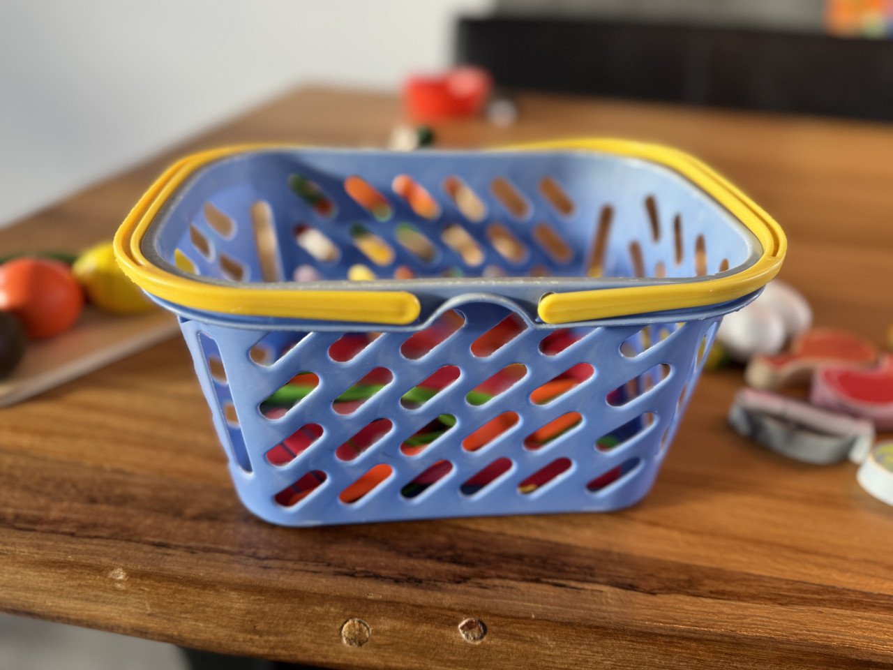 Winkelkarretje, mandje en houten speelgoed