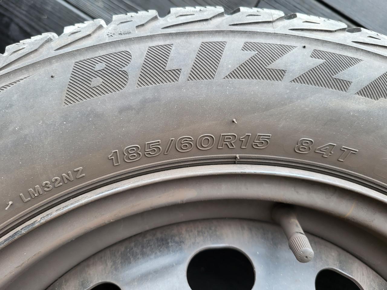 Stalenvelgen met winterbanden en wieldoppen