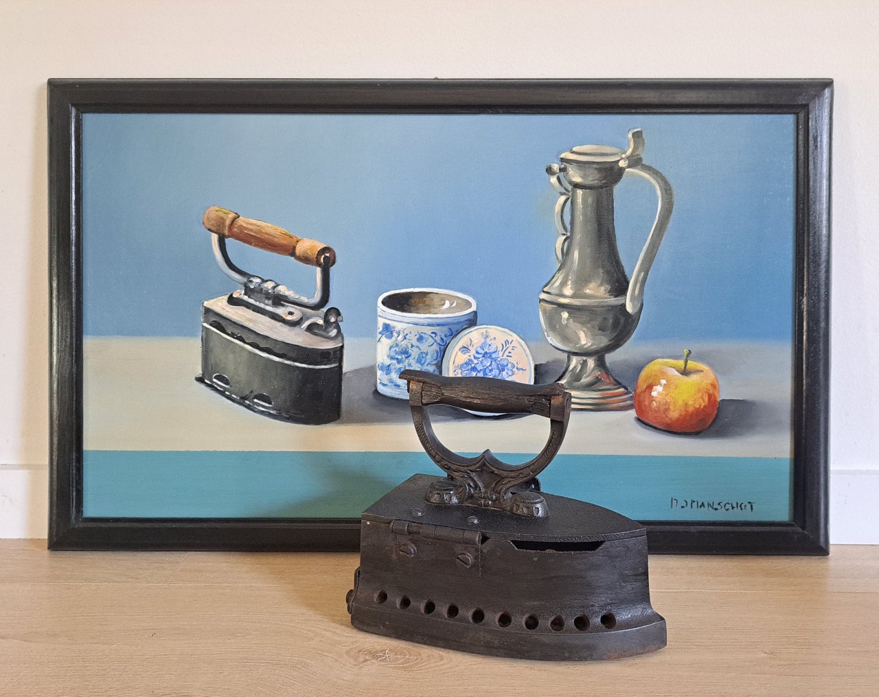 Stilleven met oud strijkijzer, kan en delftsblauw blik