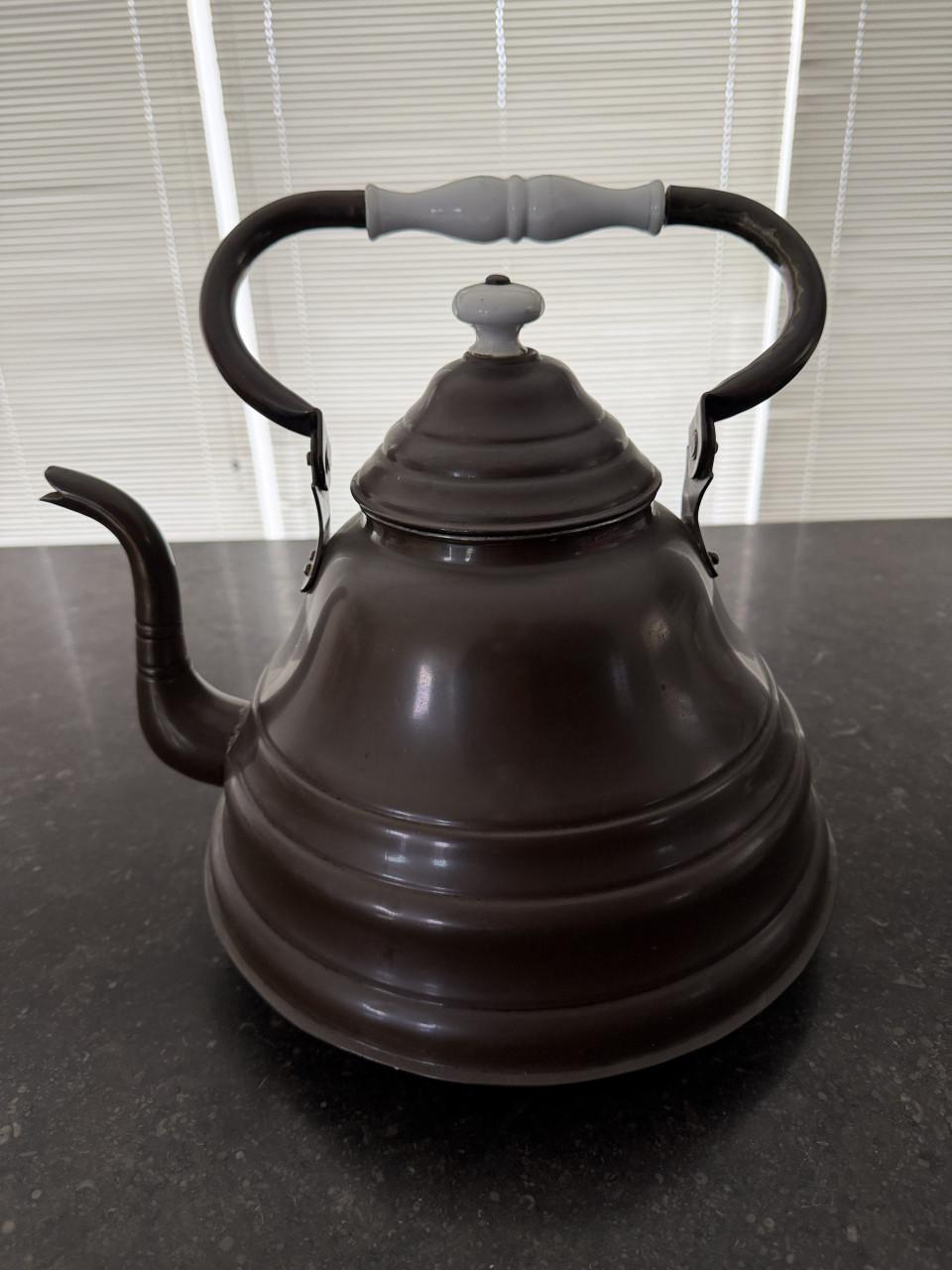 Te koop koperen ketel met porseleinen handvat