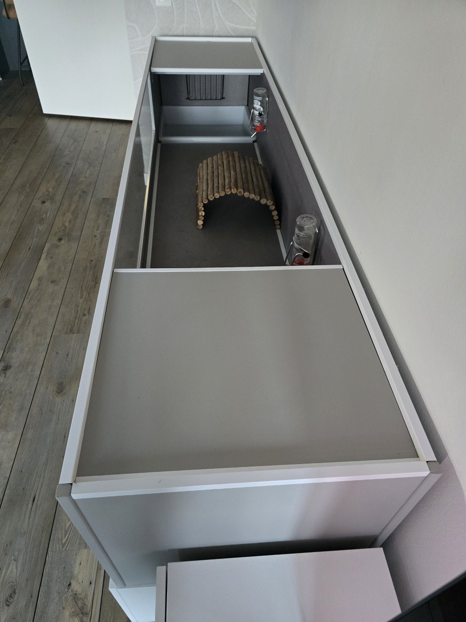 Op maat gemaakt caviaverblijf met opbergruimte (Ikea Besta)