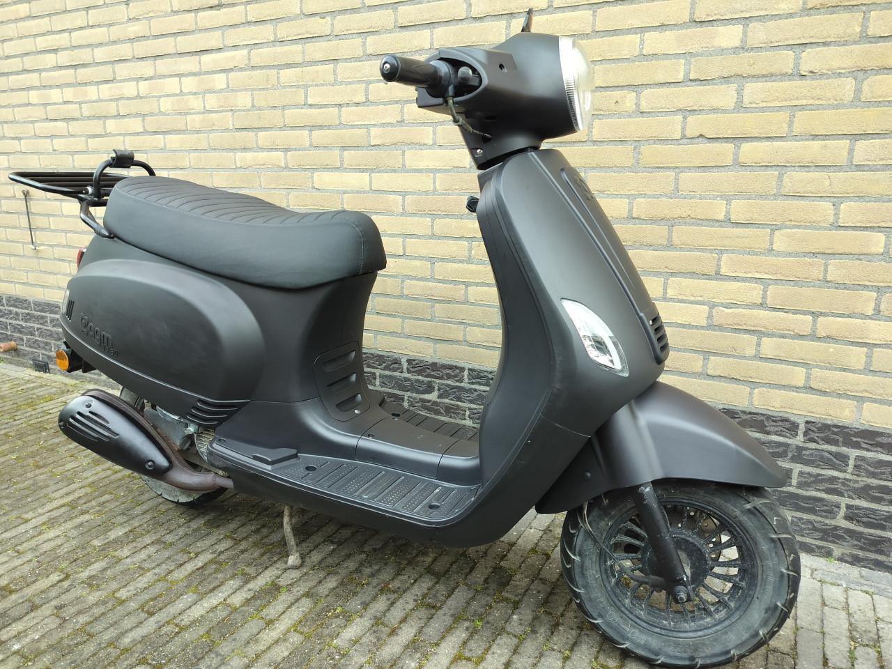 Matzwarte scooter AGM VX50