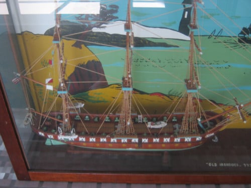 Scheepsmodel in vitrine.