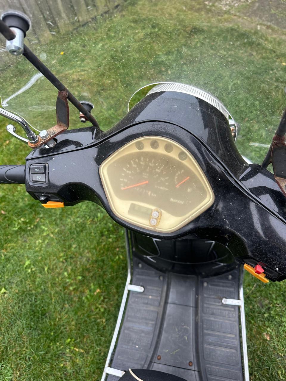 Zwarte scooter Berini Napoli 2- incl. valbeugels en windscherm